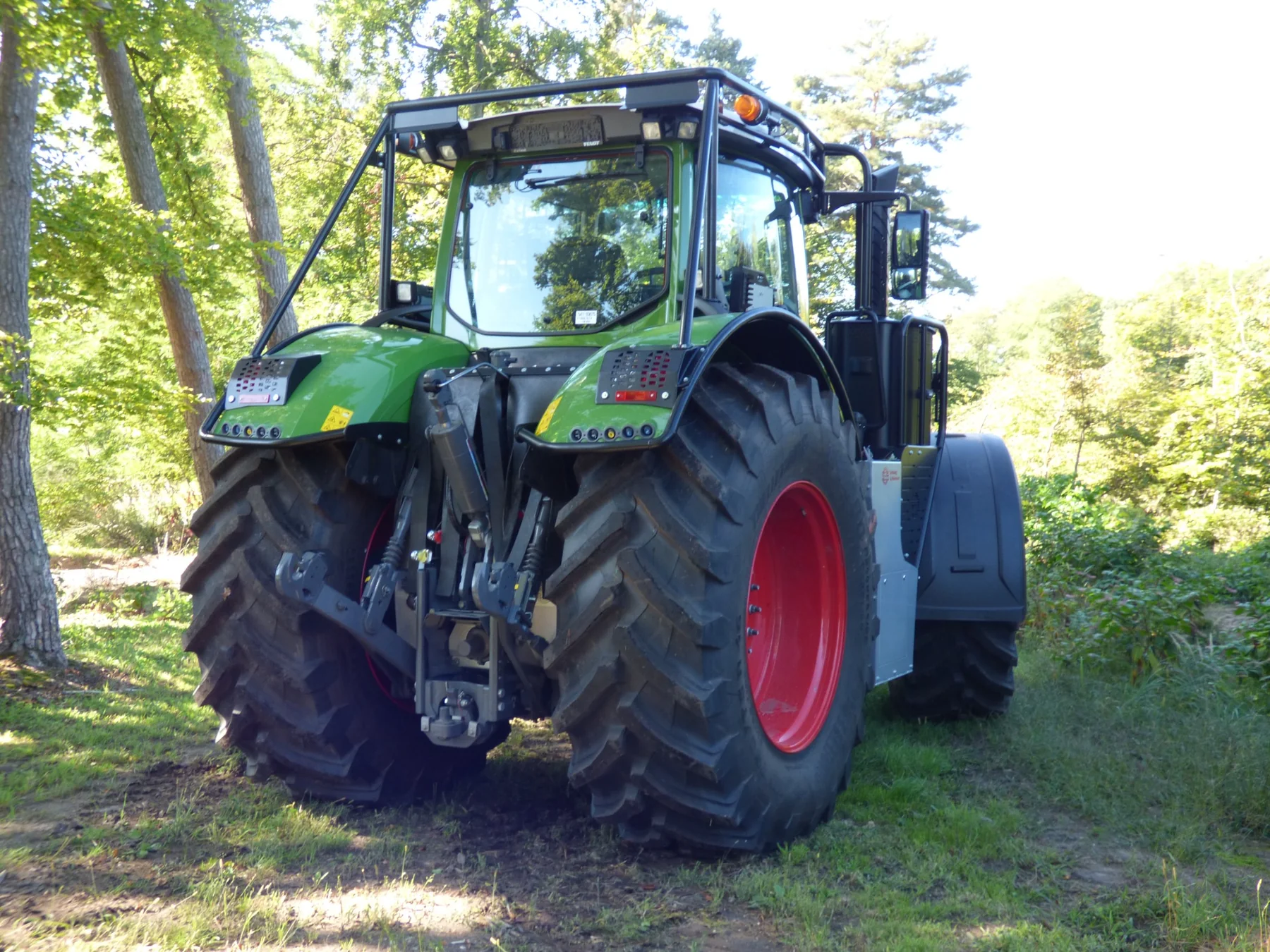 Protection arrière et cabine d'un Fendt 1000 équipé pour les travaux forestiers